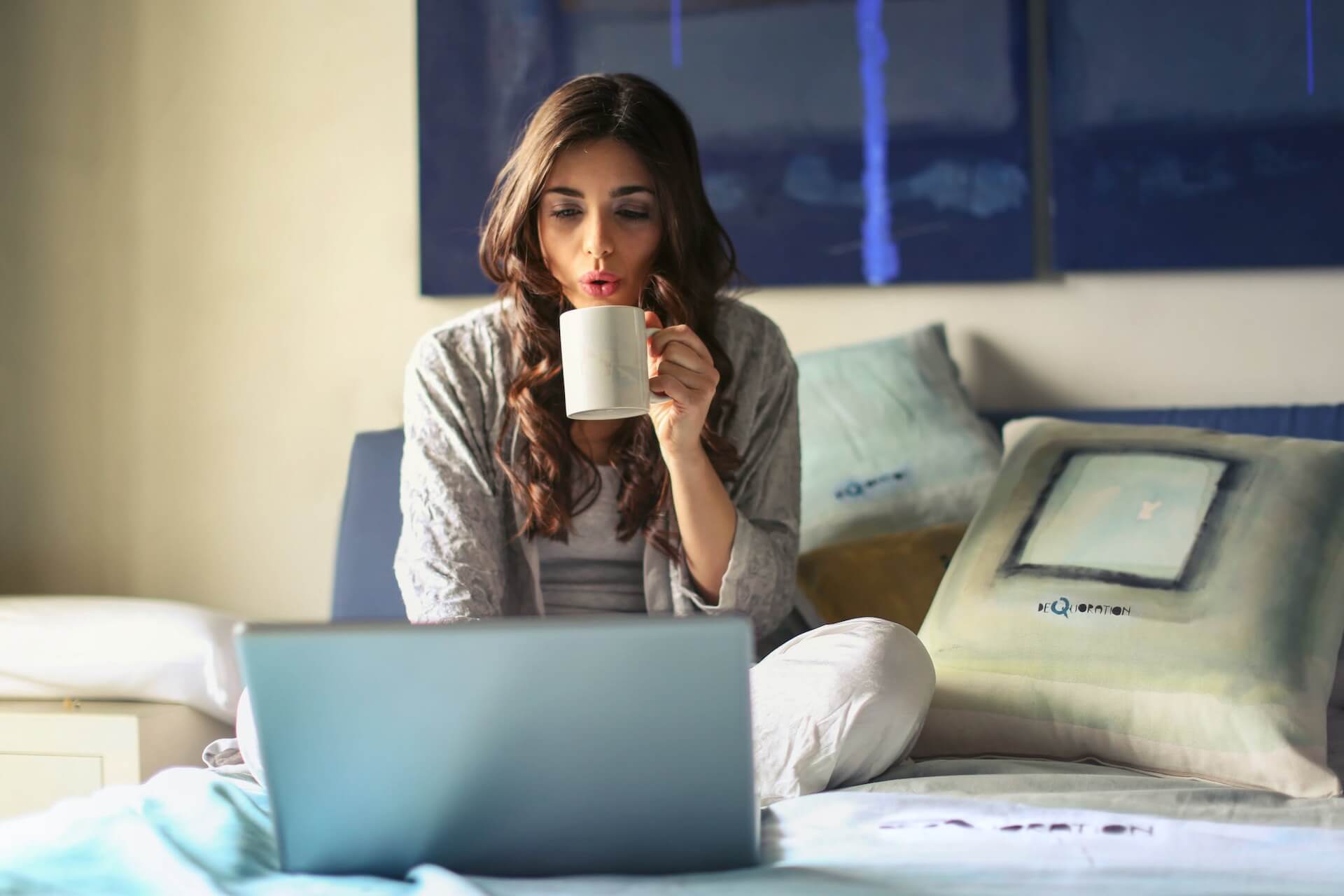 woman-sits-on-bed